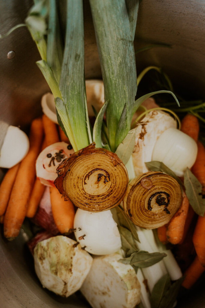 Gemüse für Gemüsebrühe in einem Topf