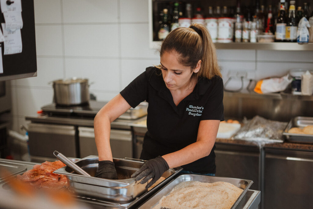 Frau paniert Schnitzel