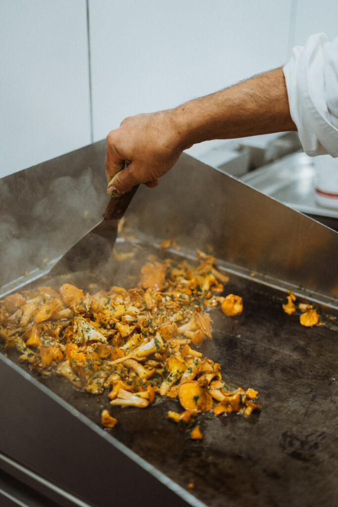 Pfifferlinge werden umgerührt