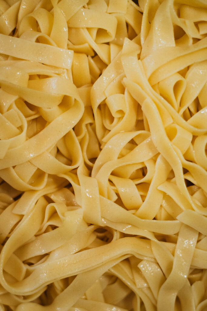 Modernes Businessfoto eines Restaurants, Detail von Nudeln