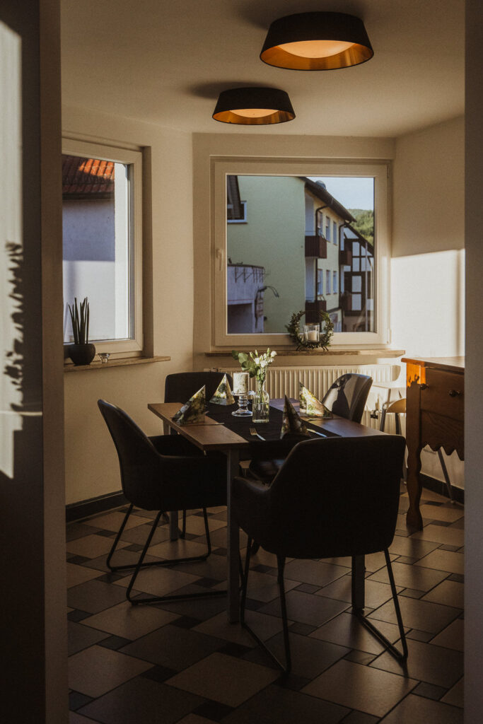 Gedeckter Tisch im Restaurant bei Abendsonne