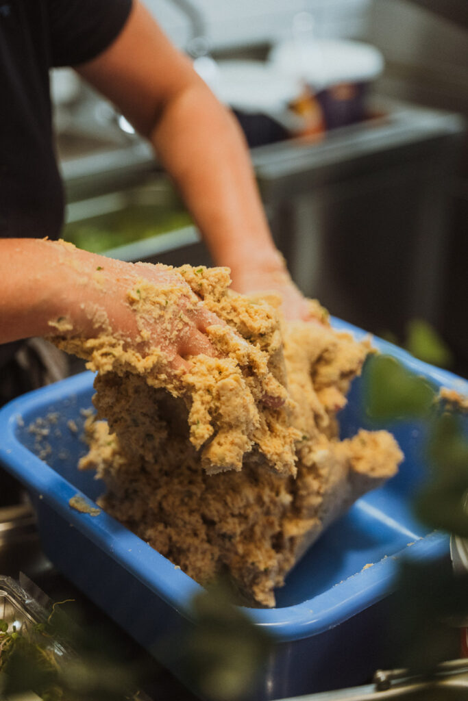 Teig für Klöße wird geknetet