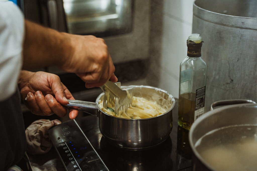 Modernes Businessfoto eines Restaurants, Koch rührt