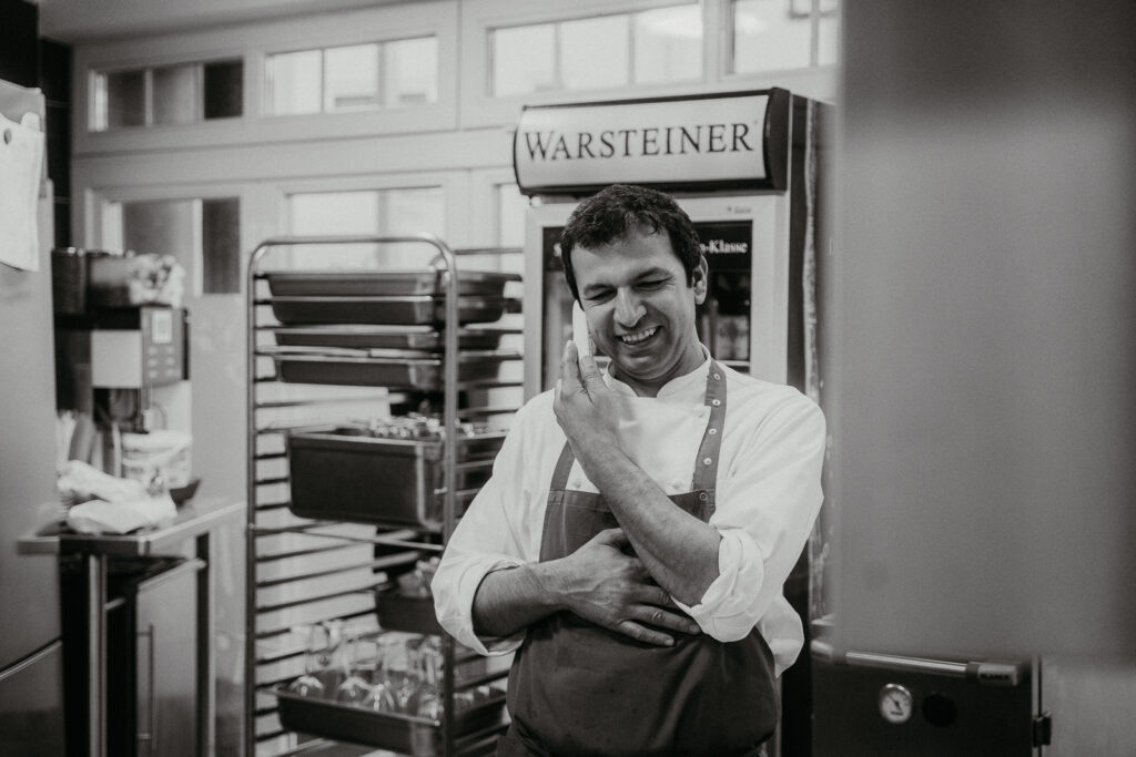 Koch telefoniert und lacht