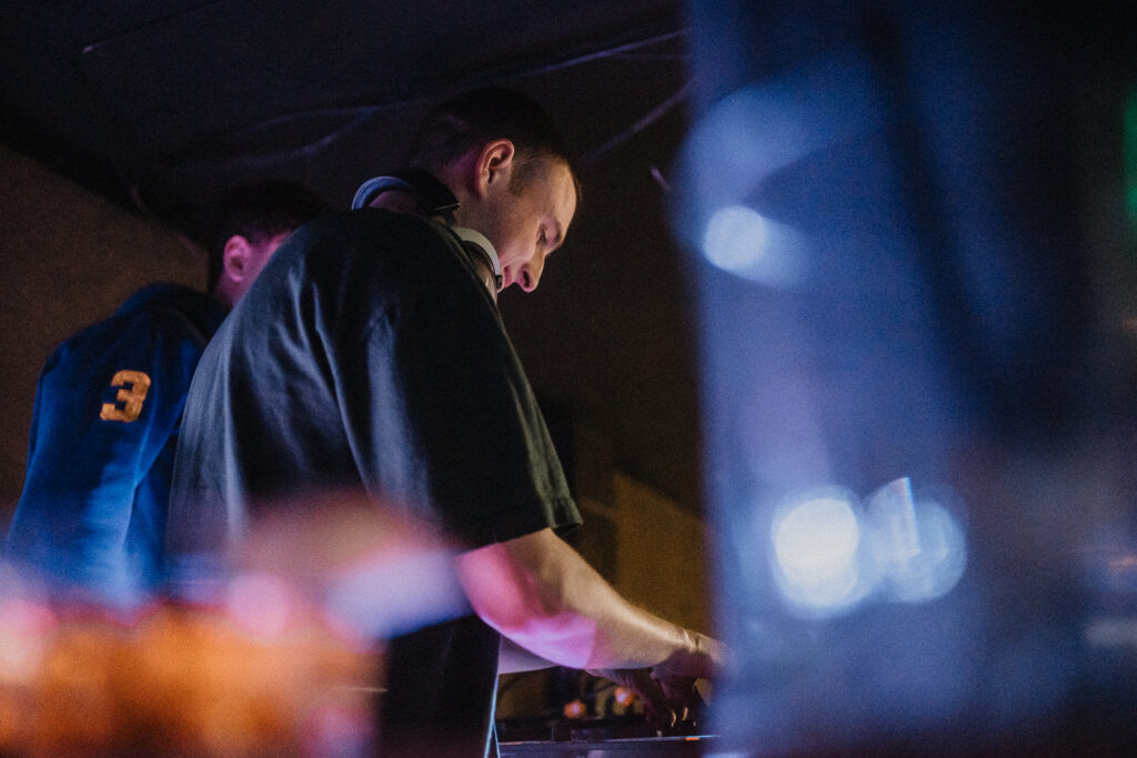 Modernes Businessfoto von einem DJ