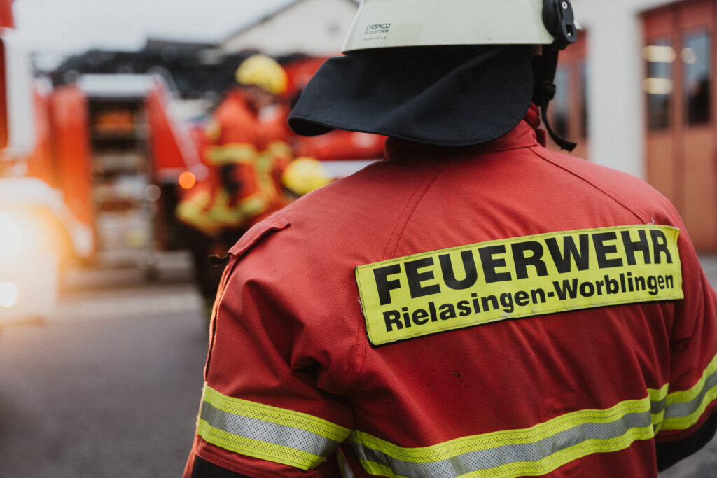 Modernes Lifestyle- und Businessfoto eines Feuerwehrmanns im Kreis Konstanz am Bodensee