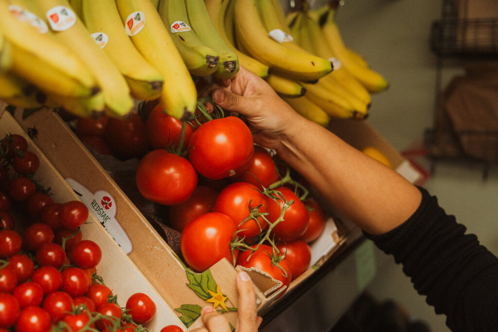 Modernes Businessfoto eines kleinen Supermarkts in Mittelsinn