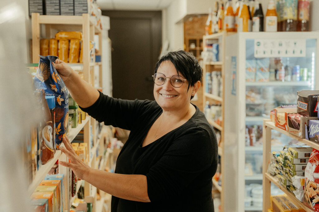 Modernes Businessfoto eines kleinen Supermarkts in Mittelsinn, Portrait der Besitzerin