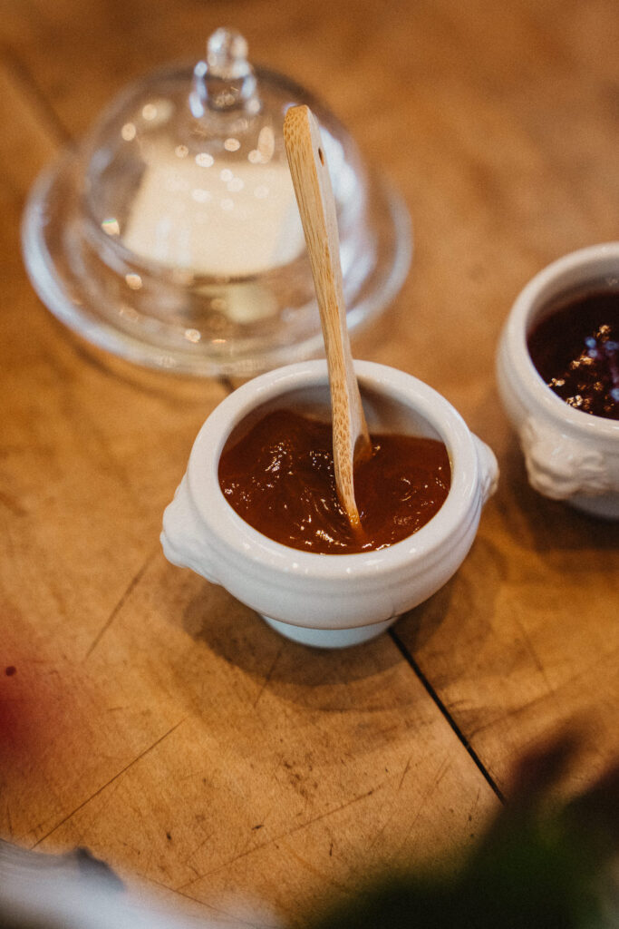 Modernes Businessfoto eines Cafés im Kreis Konstanz am Bodensee, Detailaufnahme von Marmeladen