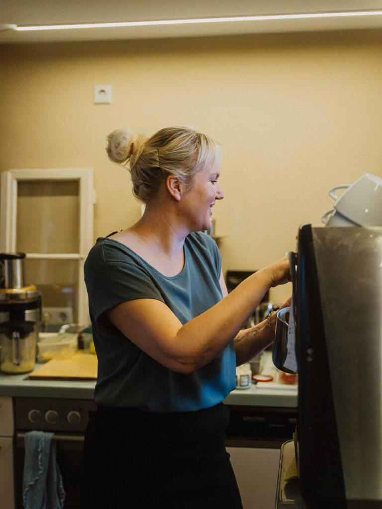 Modernes Businessfoto einer Café-Besitzerin im Kreis Konstanz am Bodensee