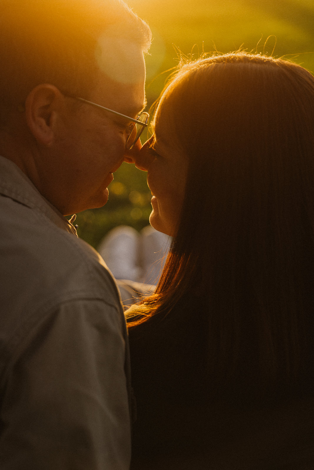 Paarshooting im Kreis Konstanz am Bodensee, Emotionales und natürliches Portrait, Paar gegen Sonnenlicht fotografiert
