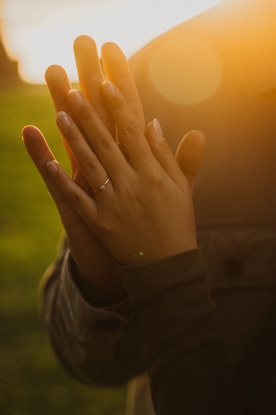 Paarshooting und Verlobungsshooting im Kreis Konstanz am Bodensee, Emotionales und natürliches Portrait, Detailaufnahme von Ring