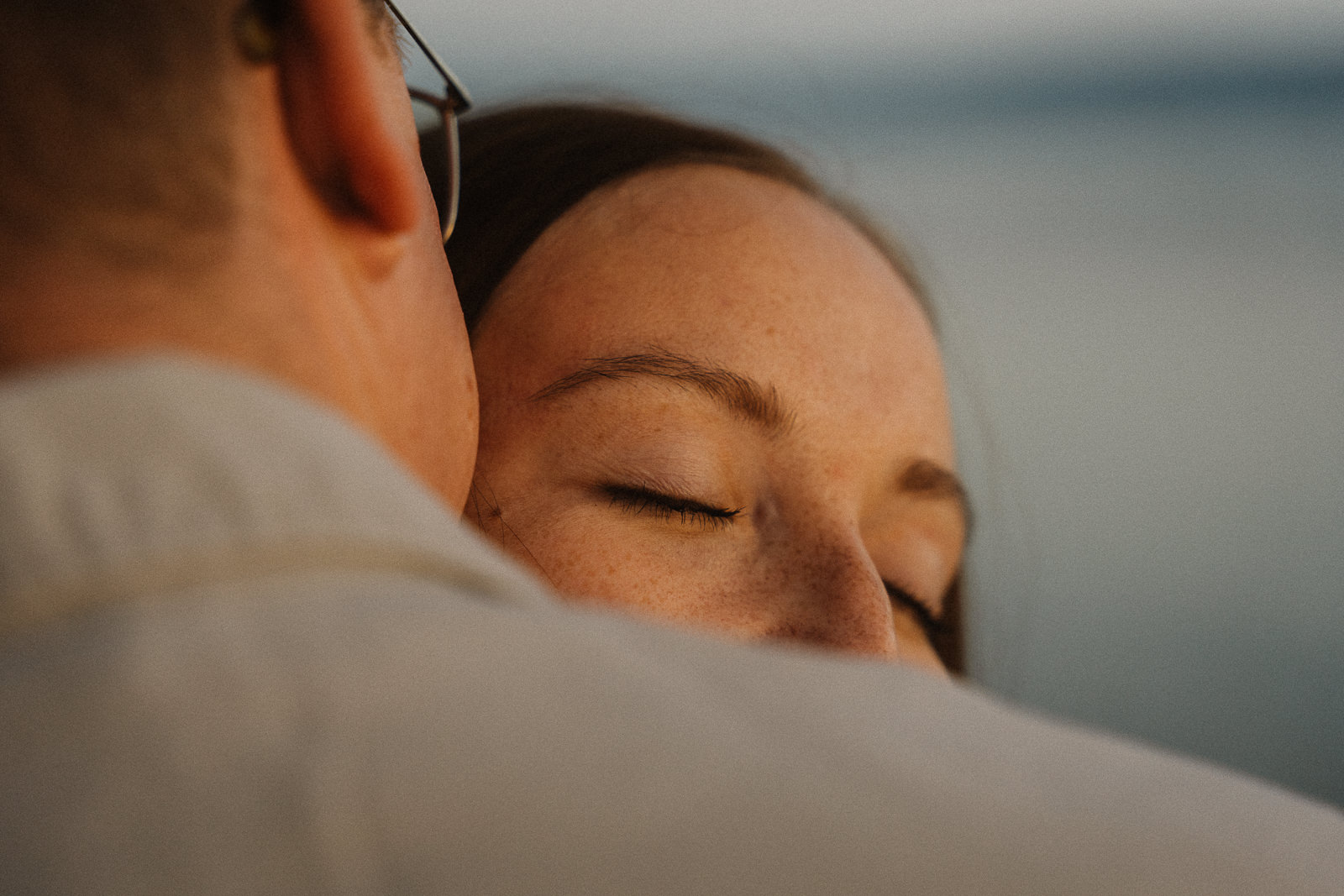 Paarshooting im Kreis Konstanz am Bodensee, Emotionales und natürliches Portrait, Paar umarmt sich, Detailaufnahme