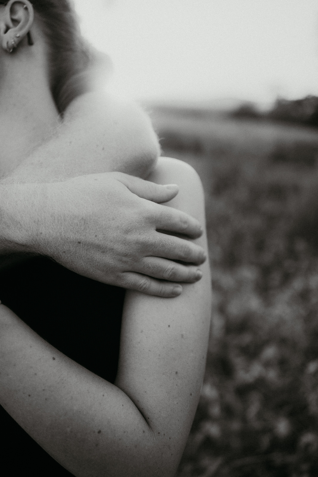 Paarshooting im Kreis Konstanz am Bodensee, Emotionales und natürliches Portrait, Paar umarmt sich, Detailaufnahme