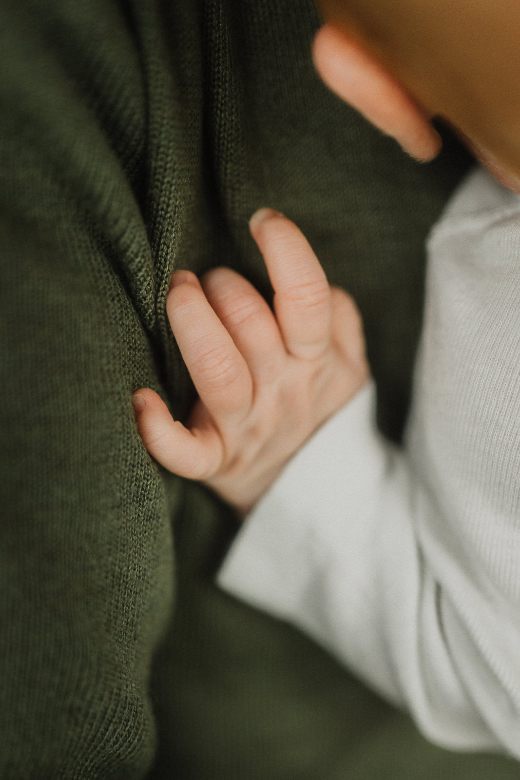 Natürliches Newbornshooting in Kreis Konstanz am Bodensee, Detailaufnahme von Hand