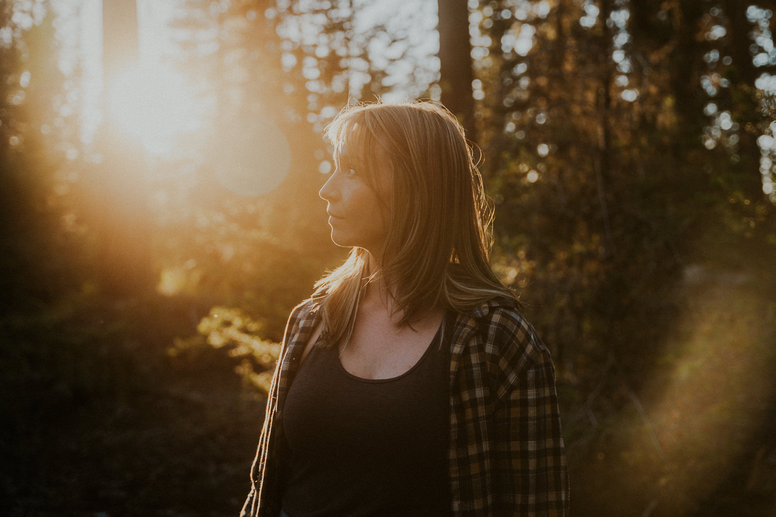 Portraitshooting im Kreis Konstanz am Bodensee, Emotionales und natürliches Portrait von Frau in Sonnenuntergang