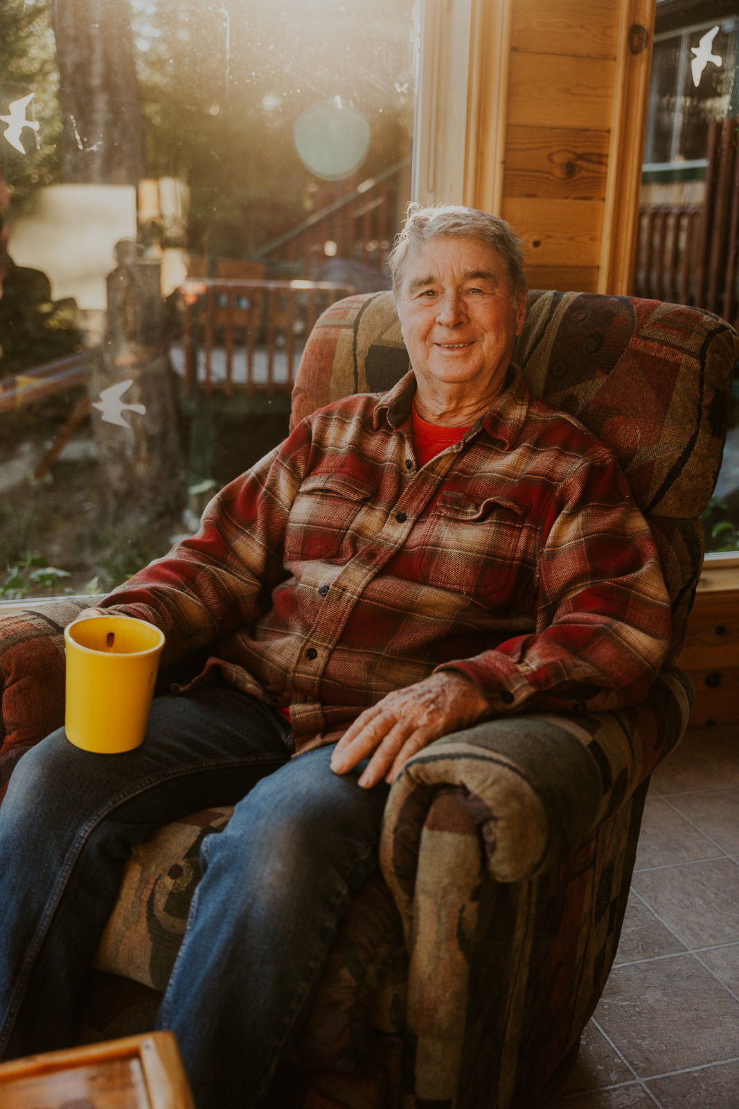 Portraitshooting im Kreis Konstanz am Bodensee, Emotionales und natürliches Portrait von Mann in einem Sessel